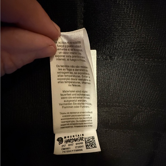 Mountain Hardwear Men's Black Raincoat - Picture 5 of 5